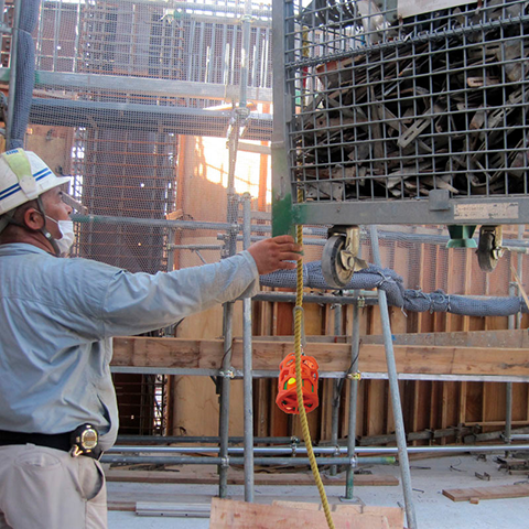 (1)玉掛者が警報機をロープに取り付け、スイッチをオンにします。 (1)玉掛者が警報機をロープに取り付け、スイッチをオンにします。