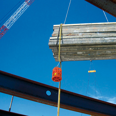 (3)荷受者が介錯ロープを誘導し、警報器のスイッチをオフにします。 (3)荷受者が介錯ロープを誘導し、警報器のスイッチをオフにします。