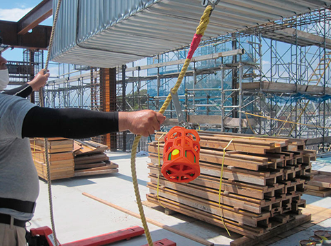 (4)荷受者が警報器を腰に付け替えて、荷解作業をおこないます。 (4)荷受者が警報器を腰に付け替えて、荷解作業をおこないます。