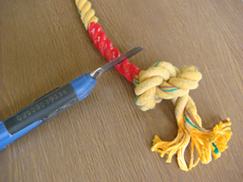 (2)カッターナイフ等で、テープを巻いたところを切断してください。 (2)カッターナイフ等で、テープを巻いたところを切断してください。