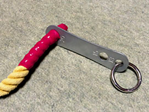 (3)介錯用金具をロープに通します。 (3)介錯用金具をロープに通します。