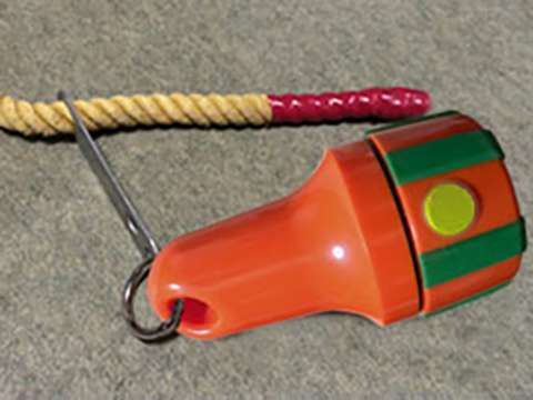 (4)警報器がすり抜けて落下しないように、カットしたロープの端末にテープを巻き付けて太く加工してください。 (4)警報器がすり抜けて落下しないように、カットしたロープの端末にテープを巻き付けて太く加工してください。